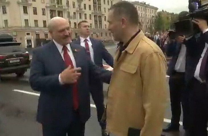 Лукашенко встретил журналиста Максима Шевченко на площади Победы в Минске