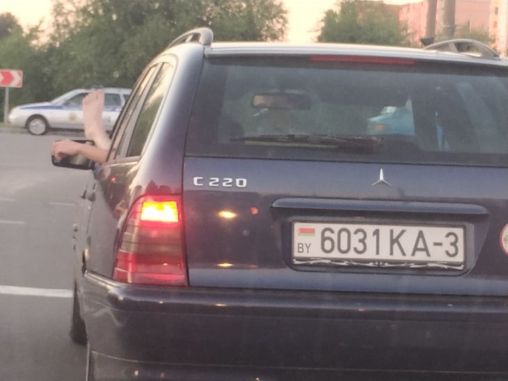 В Мозыре водитель «Мерседеса» высунул ногу из окна и вызвал бурное обсуждение в сети