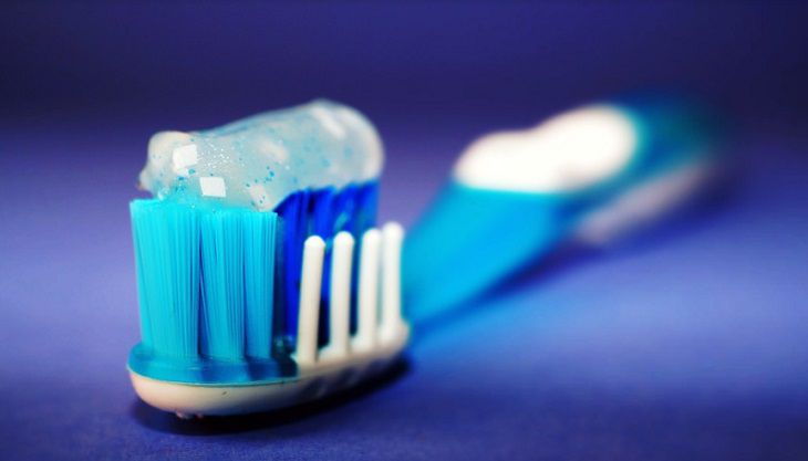 Названы три главные ошибки при чистке зубов: многие об этом забывают
