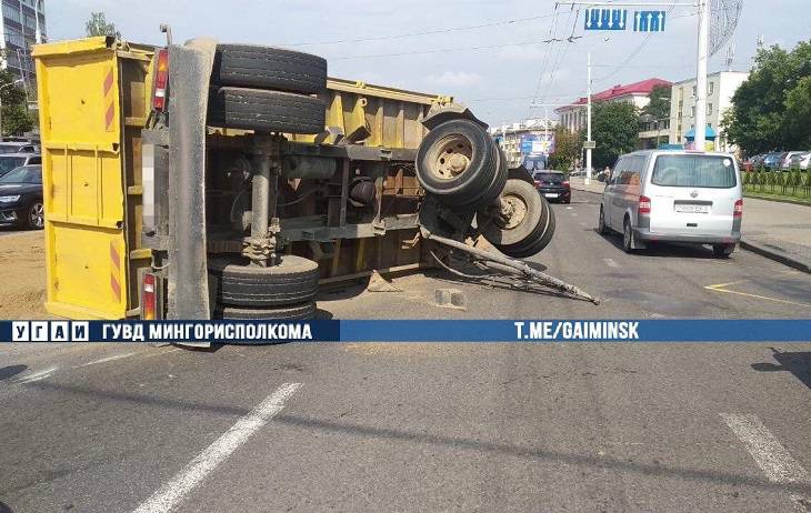 На проспекте в Минске у грузовика отцепился прицеп с песком и врезался в легковушку