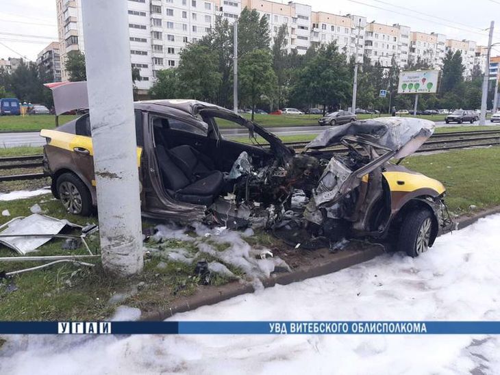 В Витебске такси влетело в столб, развалилось на части и загорелось
