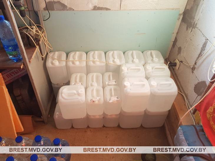 Под Минском оперативники изъяли крупную партию нелегального спирта