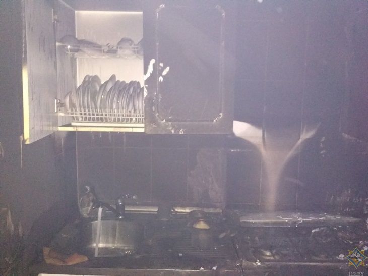 «Мыл руки ацетоном, а мать зажгла плиту». В Минске горела квартира в девятиэтажке «Мыл руки ацетоном, а мать зажгла плиту». В Минске горела квартира в девятиэтажке