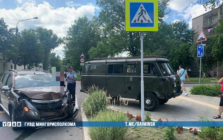 В Минске УАЗ столкнулся с Renault и вылетел на тротуар