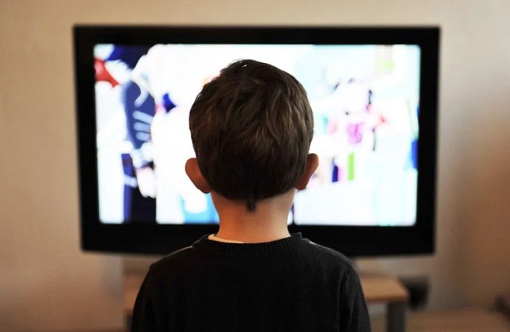 Как телевизоры влияют на детскую фигуру, установили ученые