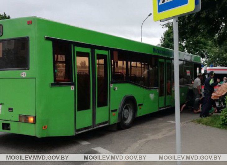 В Бобруйске под колеса автобуса попал 12-летний мальчик