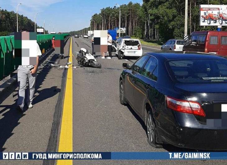 На МКАД мотоциклист врезался в два автомобиля, пострадала пассажирка