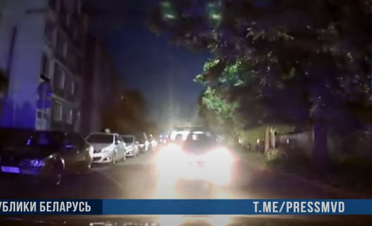 Пьяный бесправник протаранил авто милиции в Бобруйске: момент столкновения попал на видео
