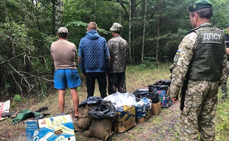 Деньги не фонят: в Чернобыльской зоне трое украинцев насобирали 200 кг радиоактивной черники на продажу