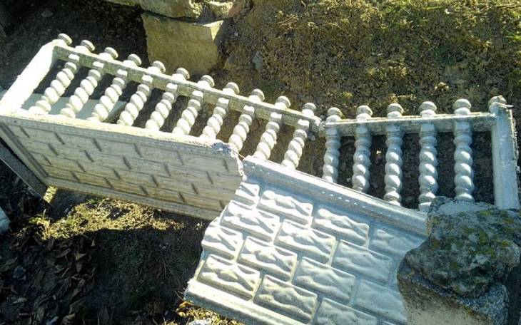 «Не сдержал эмоции». В Клецке парень из-за ссоры с девушкой сломал бетонный забор