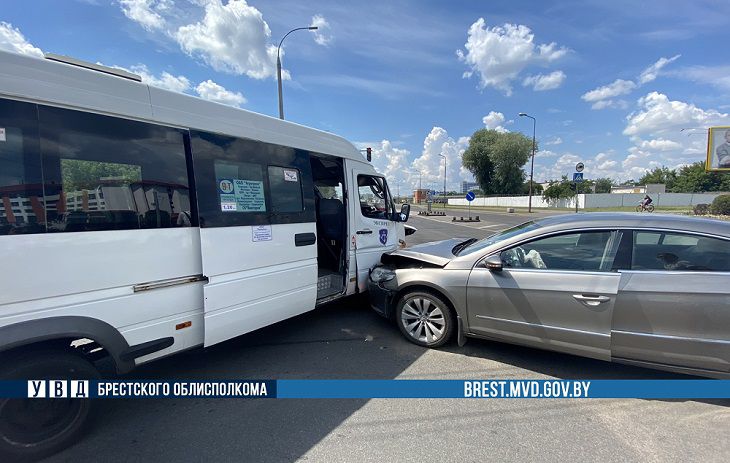 Не уступил дорогу: маршрутка и легковушка столкнулись на перекрестке в Бресте