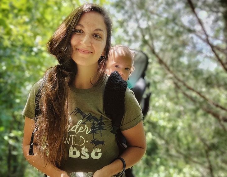 Женщина решила приучить двухлетнюю дочь к убийствам