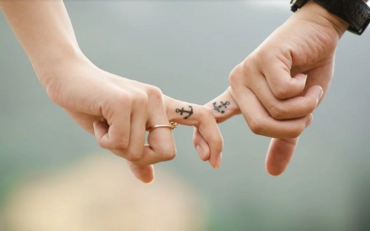 Психологи выяснили, что любовь и брак не делают человека счастливее