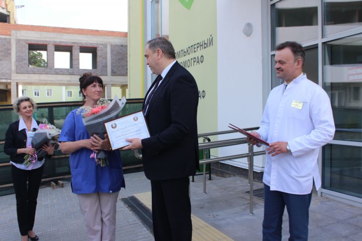 По всей Беларуси чествуют боровшихся с коронавирусом медработников