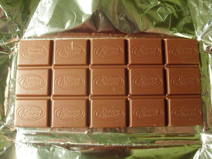 Этикетку известного российского шоколада «Аленка» назвали пугающей