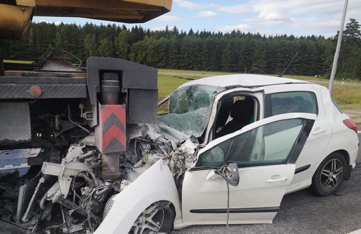 Под Ивье женщина из Минска уснула за рулем и влетела в автокран