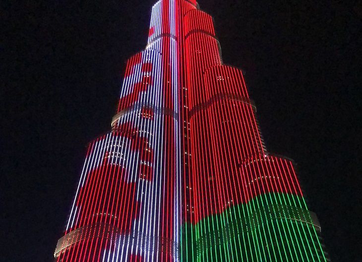 Самое высокое здание в мире окрасилось в цвета белорусского флага в честь Дня Независимости Беларуси