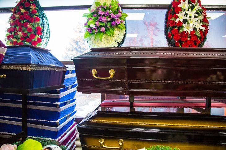 В Бобруйске продавец ритуального магазина обманывала родственников умерших, присваивая деньги на похороны