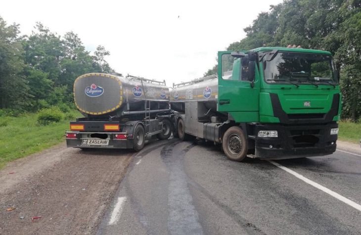 Под Малоритой молоковоз протаранил бус: пострадали люди