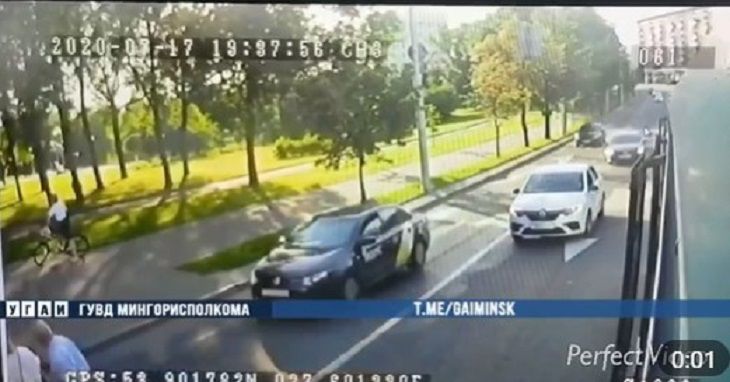 В Минске такси задавило вышедших из трамвая людей