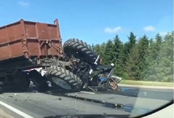 Под Зельвой польская фура влетела в белорусский трактор