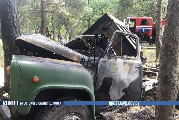 Под Брестом грузовик попал в ДТП и загорелся