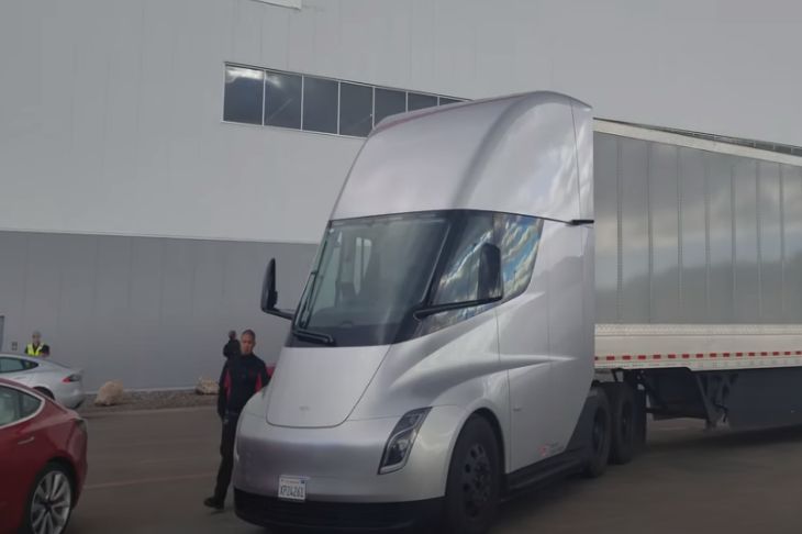 Электрический грузовик Tesla разогнался до 100 км/ч всего за 5 секунд Электрический грузовик Tesla разогнался до 100 км/ч всего за 5 секунд