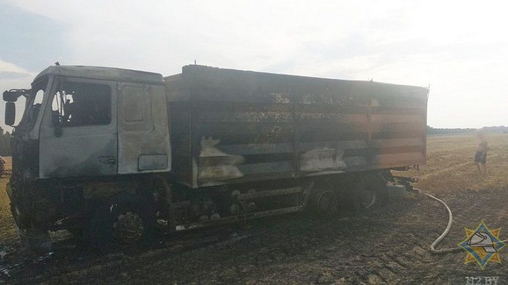Под Ляховичами полыхнул грузовик с зерном: едва не случилась большая беда