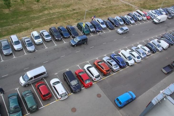 В Беларуси любителей парковаться на газоне будут штрафовать