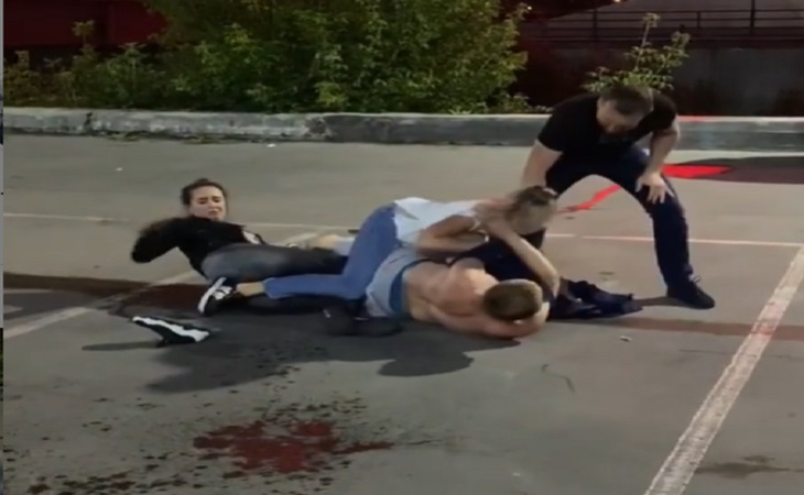 Боксер одним ударом убил мужчину, который заступился за инвалида Боксер одним ударом убил мужчину, который заступился за инвалида