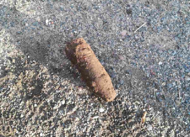 Под Барановичами мужчина в своем дворе откопал снаряд