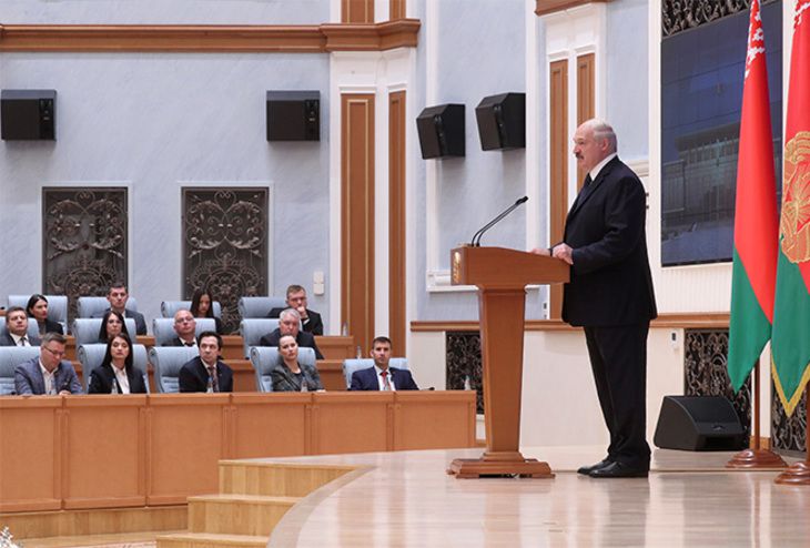 Лукашенко передал журналистам документ с грифом «СЕКРЕТНО»