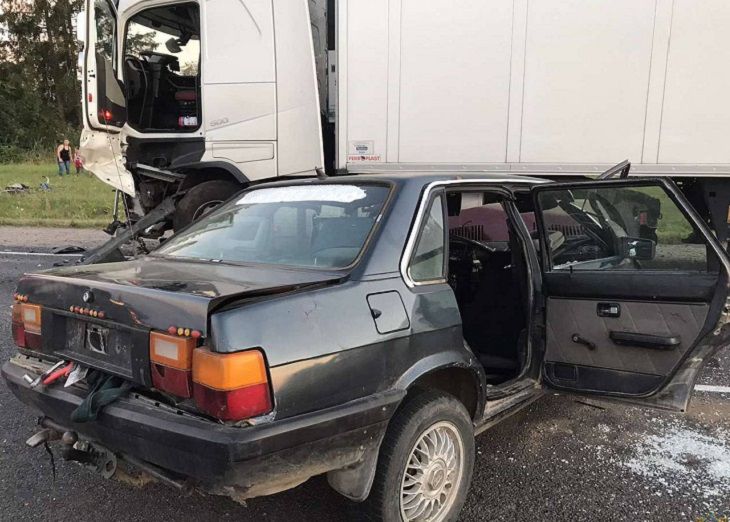 Под Сморгонью «Ауди» влетела в грузовик и стала грудой лома. Работало МЧС