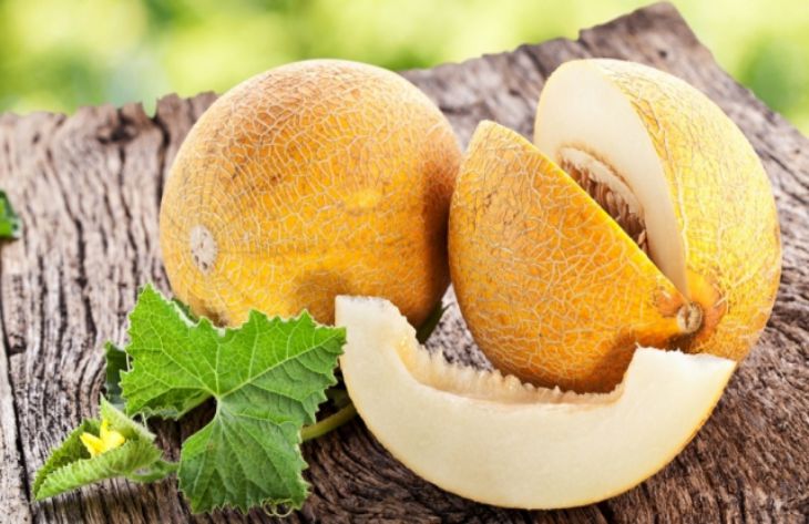 Медики объяснили, кому опасно есть дыню