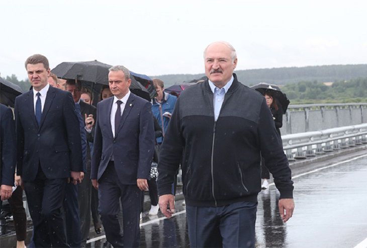 Лукашенко предложил посадить десантников на танк