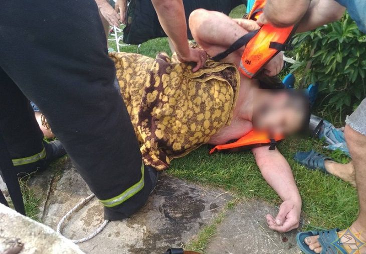 Под Мостами мужчина гостил у тещи и упал в колодец. Вызывали МЧС