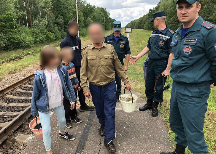 Под Брестом мужчина с 4 детьми заблудился в лесу