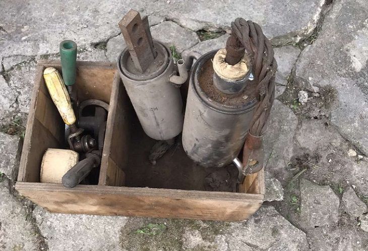 ЧП в Хойниках: во дворе дома разлилась ртуть ЧП в Хойниках: во дворе дома разлилась ртуть
