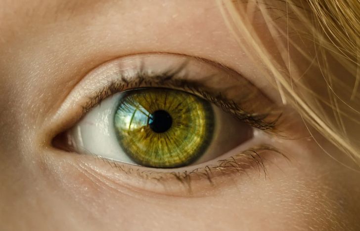 Женщина случайно попала духами в глаз. И это помогло ей спасти жизнь Женщина случайно попала духами в глаз. И это помогло ей спасти жизнь