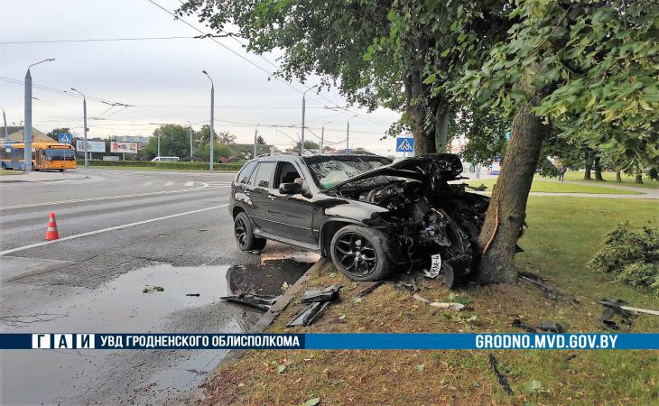 В Гродно BMW X5 ездил по тротуару, а затем влетел в дерево, скрываясь от ГАИ – видео погони 
