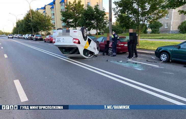 Уснул за рулем: в Минске такси врезалось в припаркованное авто и перевернулось на крышу
