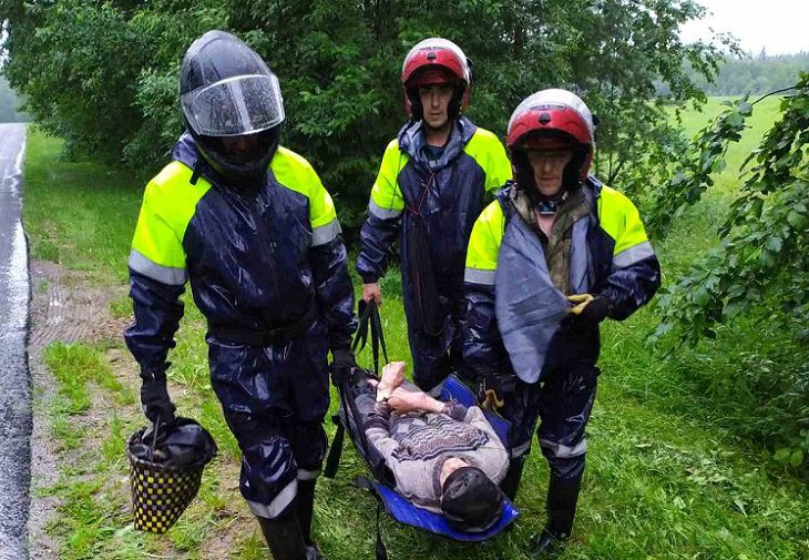 Лежал в траве. Под Докшицами всю ночь искали пропавшего в лесу дедушку