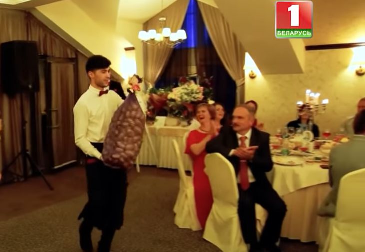 Какие креативные подарки дарит Лукашенко журналистам Какие креативные подарки дарит Лукашенко журналистам