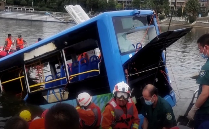 Водитель утопил автобус с пассажирами «из-за недовольства жизнью»: 21 человек погиб
