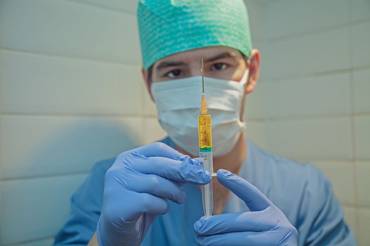 В Оксфорде ученый испытал вакцину от COVID-19 на своих детях В Оксфорде ученый испытал вакцину от COVID-19 на своих детях