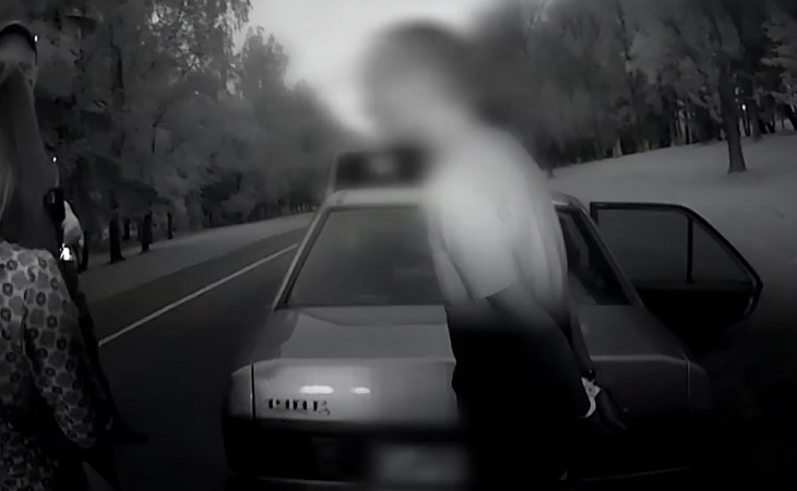 В Логойске ГАИ остановили «Мерседес» с 17-летним пьяным подростком за рулём: кадры задержания