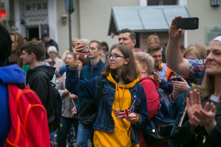 Парень за четыре года вырос до 233 сантиметров и продолжил расти люди