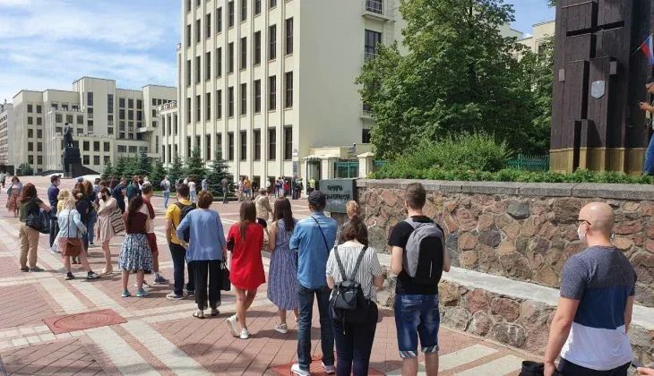 В милиции Минска объяснили, почему разгоняют очереди В милиции Минска объяснили, почему разгоняют очереди