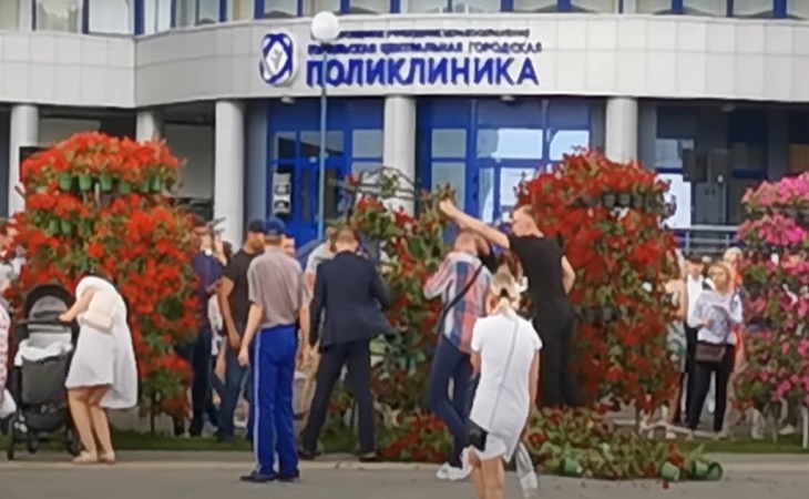 В Гомеле во время визита Лукашенко рухнула цветочная композиция – кадры 