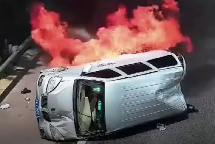 Безымянный герой спас 3 человек из горящего авто. Посмотрите, как это было